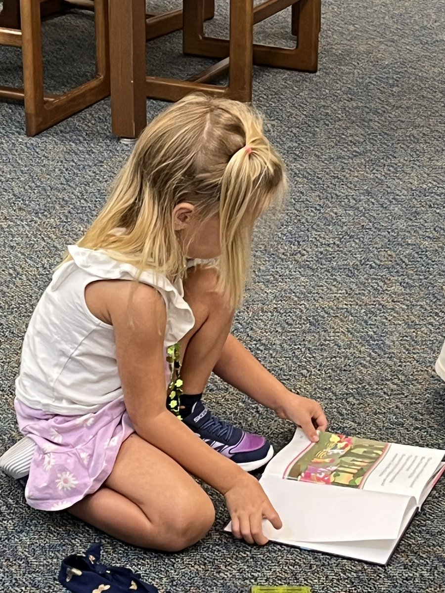 Pre-K digging in to a good book! #shannonstars