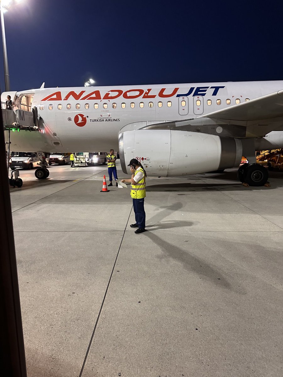 theil_stefan's tweet photo. Flughafen München - wenn man sein Baby erst mal 20 Minuten tragen darf. Ein Kinderwagen beim aussteigen ist einfach zu viel Service für München! #flughafenmünchen #service #muc #kinderunfreundlich #fachkräftemangel https://t.co/6SL89LxXO9