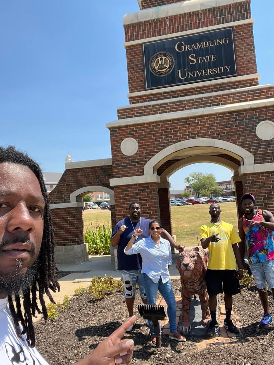 Before the cameras and prior to court proceedings. This team was doing the physical labor and pounding the pavement in the scorching heat of the day amplifying the tragedy. The sacrifice and sweat on the ground beat for accountability in Louisiana #RonaldGreene
#blmgrassroots