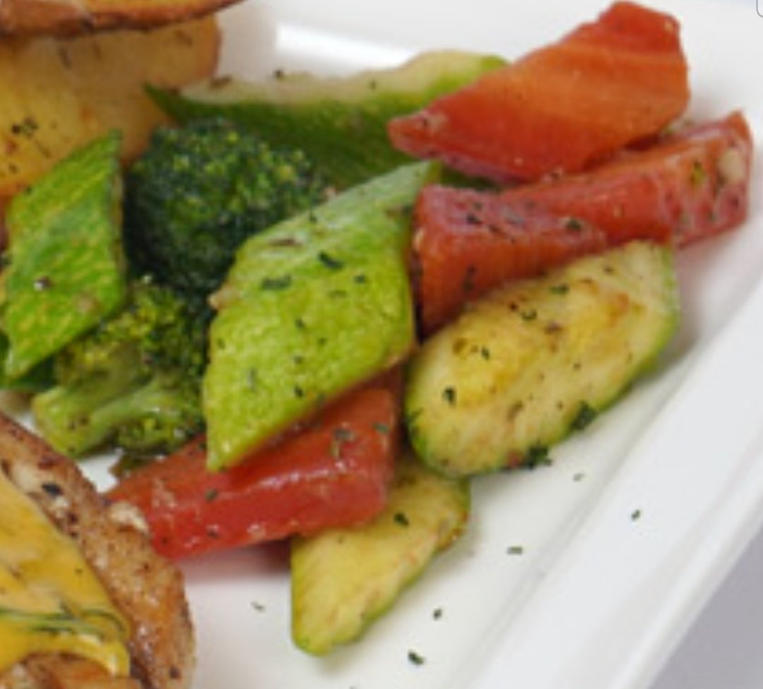 TalhaMuftee's tweet photo. No matter which Pakistani restaurant you go to. Regardless of how expensive it is. They will always have the exact same pieces of vegetables cut, seasoned and sautéed in the exact same way. Thankfully, in the last few years broccoli has been part of the group https://t.co/83tPhpVPDj
