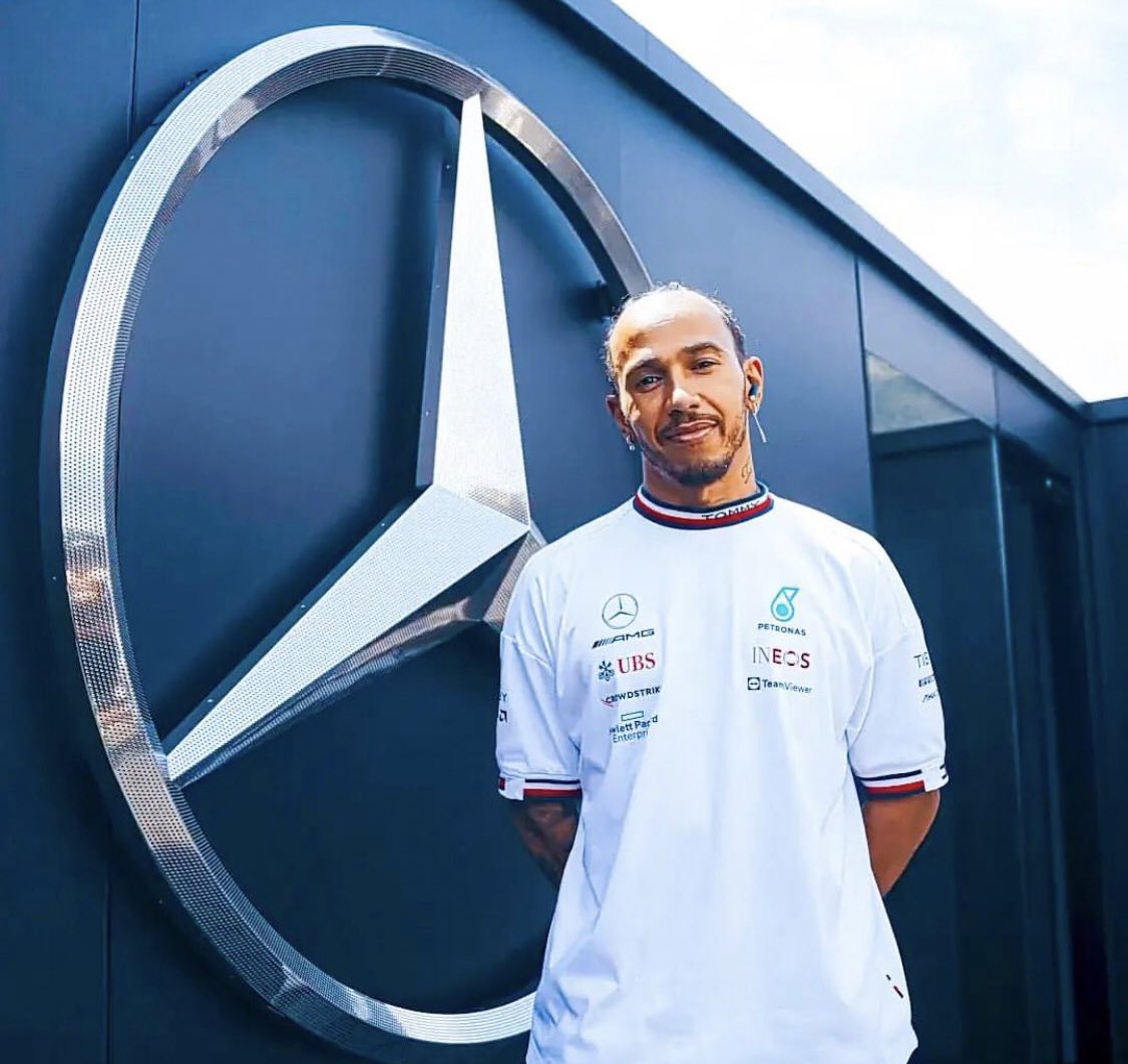 Lewis Hamilton, Mercedes ile yeni sözleşmesinin süresi ve maaşı konusunda anlaştığı söyleniyor. Sözleşmenin 2 yıl Lewis yılda yaklaşık 50 milyon £ kazanması bekleniyor.