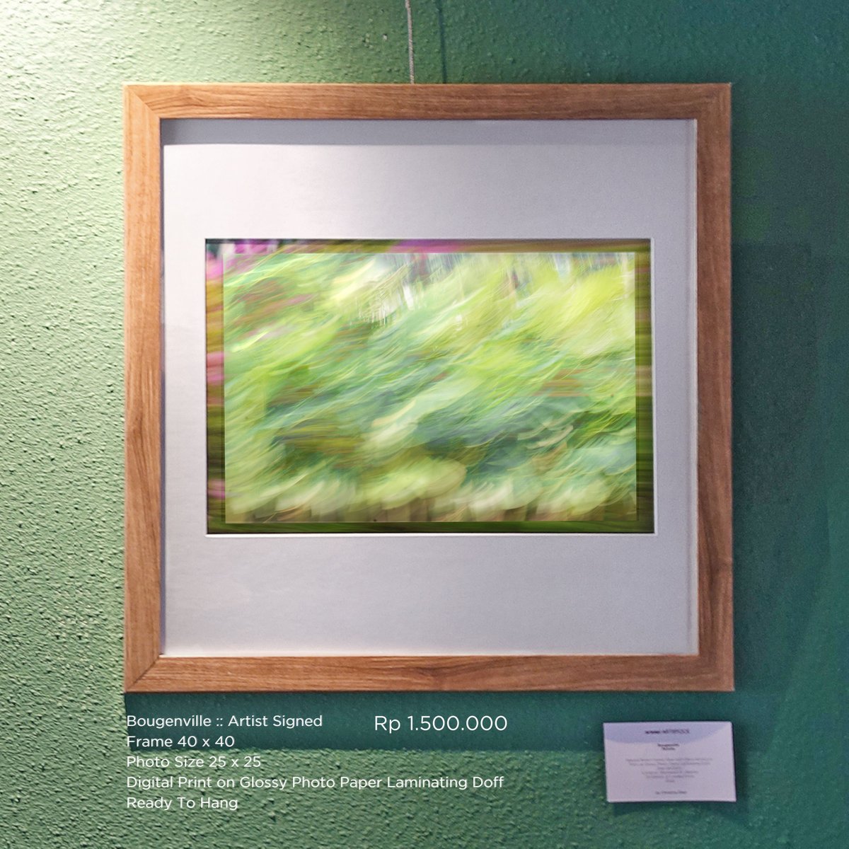 When I chanced upon a captivating scene while passing by the ::Bougenville:: at Bunderan HI. I photograph this plant with the essence of spontaneity using a slow shutter speed, resulting in ethereal shapes and an enchanting blend of colors merging seamlessly together.