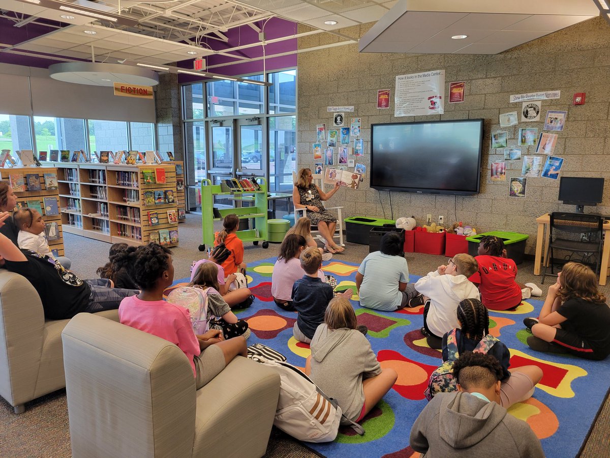 MrsHickcox5's tweet photo. We love library check out with @HuhmanMs! #CREatereaders https://t.co/zfAU4w1fgj