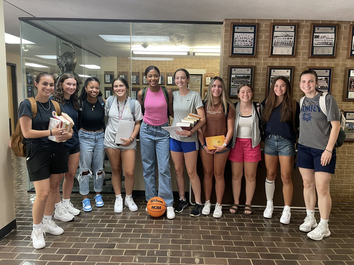 UDallasWBB's tweet photo. Look at these fresh faces on campus!!! 🤩 Ready for a great year ahead of us!! https://t.co/BSpBPLiPw7