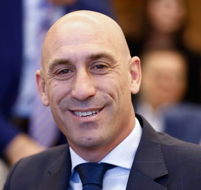 Encuestando's tweet image. 📊 ¿De qué lado estás?

🔃 LUIS RUBIALES
♥️ JENNI HERMOSO