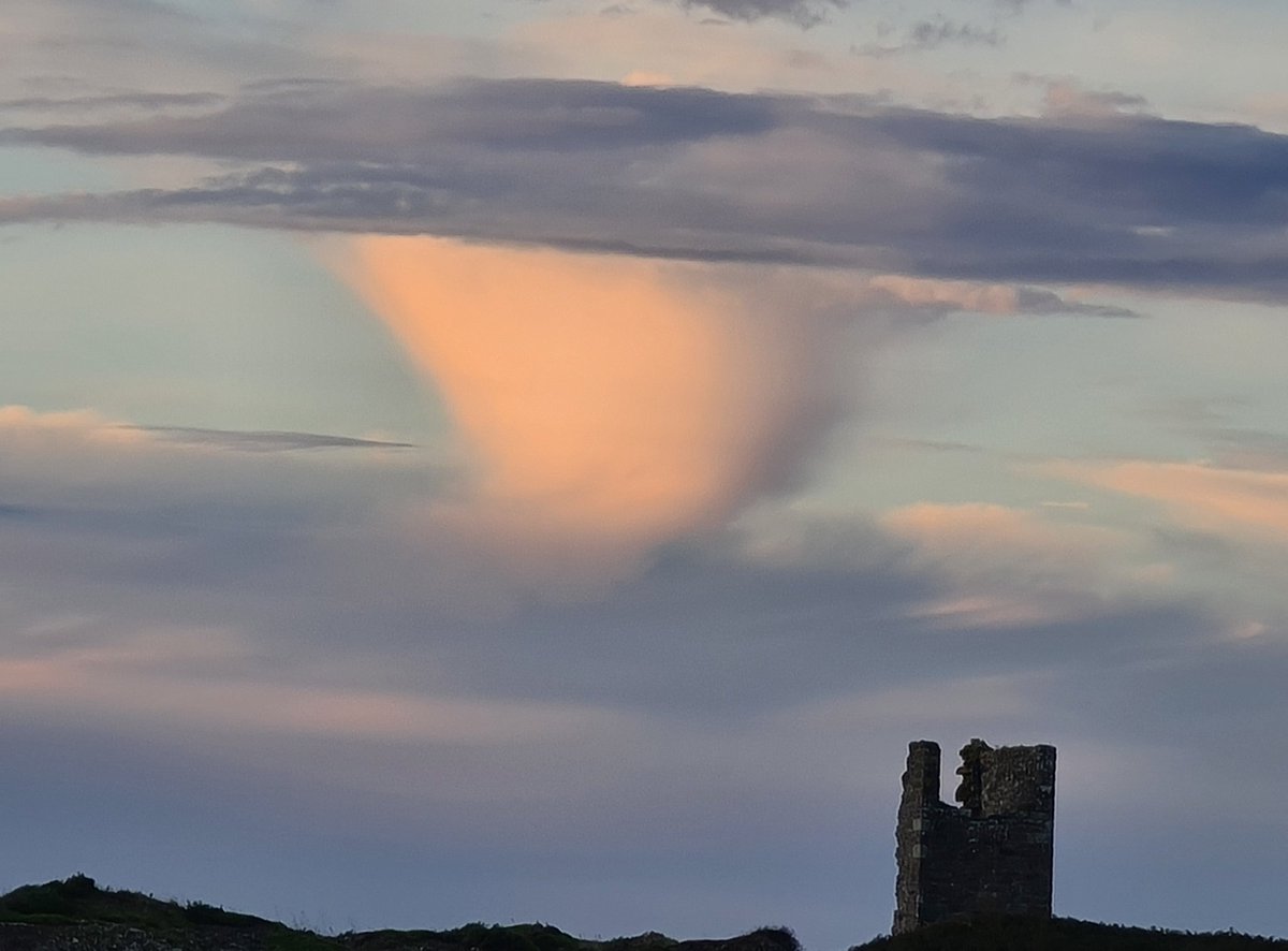 gnome_alice's tweet photo. Evening walk
From #Boscean looking down the #Kenidjack Valley to the sun dipping towards the #Atlantic
Northwards, a sample of the strange cloud formations.
Almost home,a last look seaward.
#Lannust
#Kernow https://t.co/mzigp3aTDY