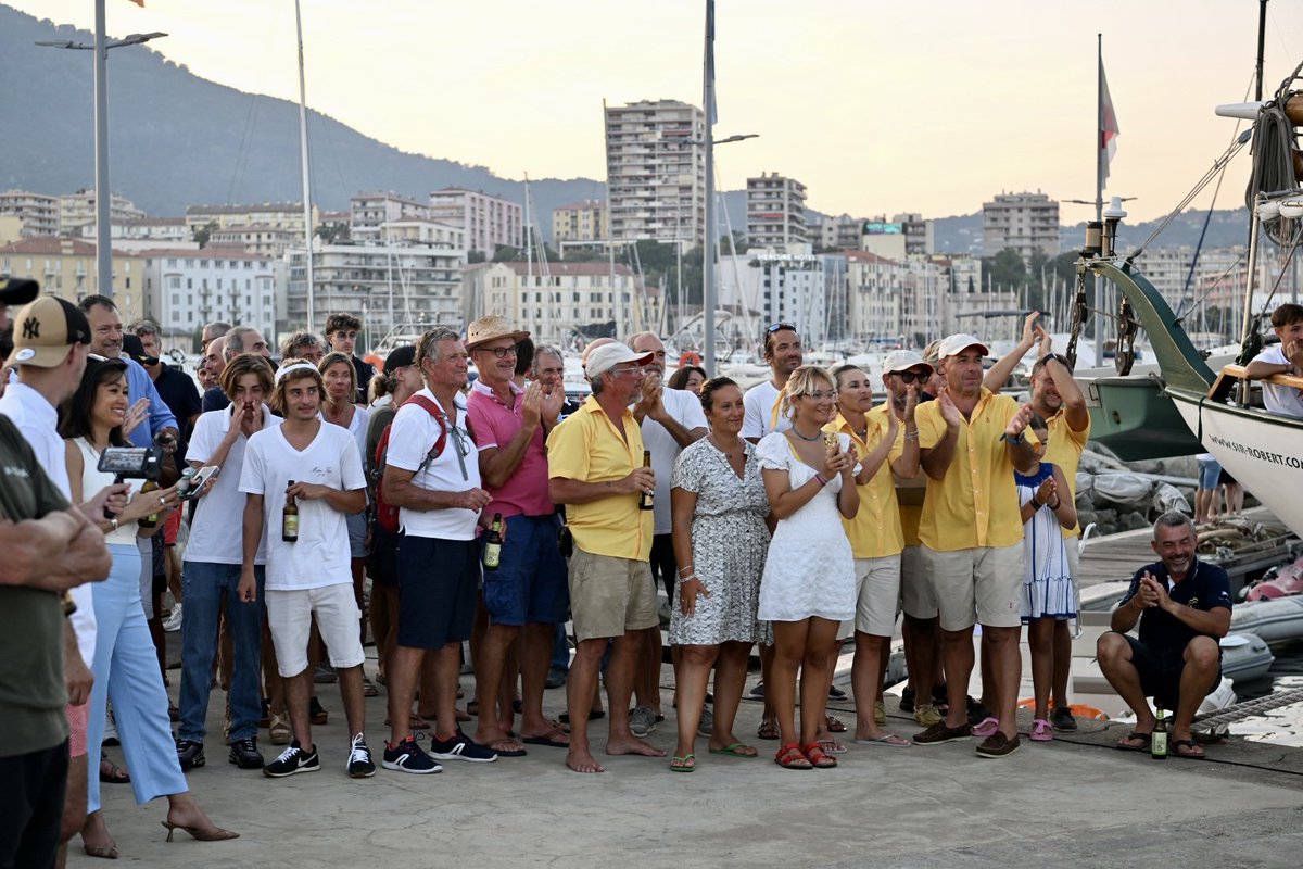 🏆 Remise du prix de la Ville d'#Ajaccio par la conseillère municipale déléguée au tourisme Christelle Combette lors de la 14ème Corsica Classic avec la <a href="/CorsicaClassic/">Corsica Classic Yachting Thibaud Assante</a> Yachting Association. 1/2