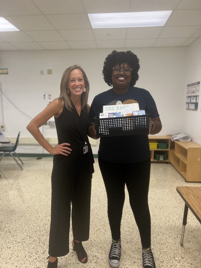 lasilvervb's tweet photo. Our @VBTitleI resource Ts brought supplies and smiles to our first year Ts today! @MrsKarr36 @Taytayteach @vbschools #startingoffright #VBRippleEffect https://t.co/XlOthN3B1q