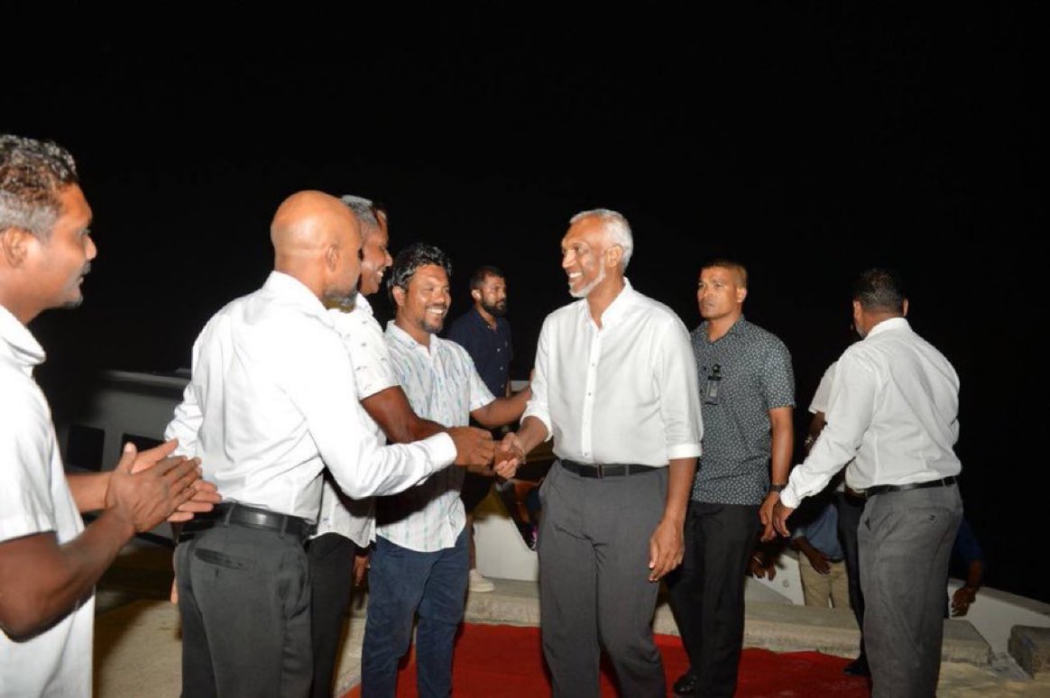 Muizz2028's tweet photo. #Live #Funadhoo
"މިހާރު މާލޭގެ ލޯކަލް މާރުކޭޓް ހުރި ބިމުގައި ލޯކަލް މާރުކޭޓް ހިމެނޭ ގޮތަށް އެންމެ ޒަމާނީ ފެންވަރުގެ ސްޓޭޓް އޮފް ދި އާޓް މަސް މާޜުކޭޓް ބިލްޑިންގެއް ނިންމައި އިރާދަކުރެއްވިއްޔާ ޒަމާނީ މަސް މާރުކޭޓެއް އަޅައިދޭނަޕ’’- ޕީޕީއެމް ޕީއެންސީގެ ރިޔާސީ ކެންޑިޑޭޓް ޑރ @MMuizzu 
📍ށ.ފުނަދޫ
#Vote4Muizzu
#DrMuizzuSembe2023
#DhiveheengeRaajje
#FreePresidentYameen