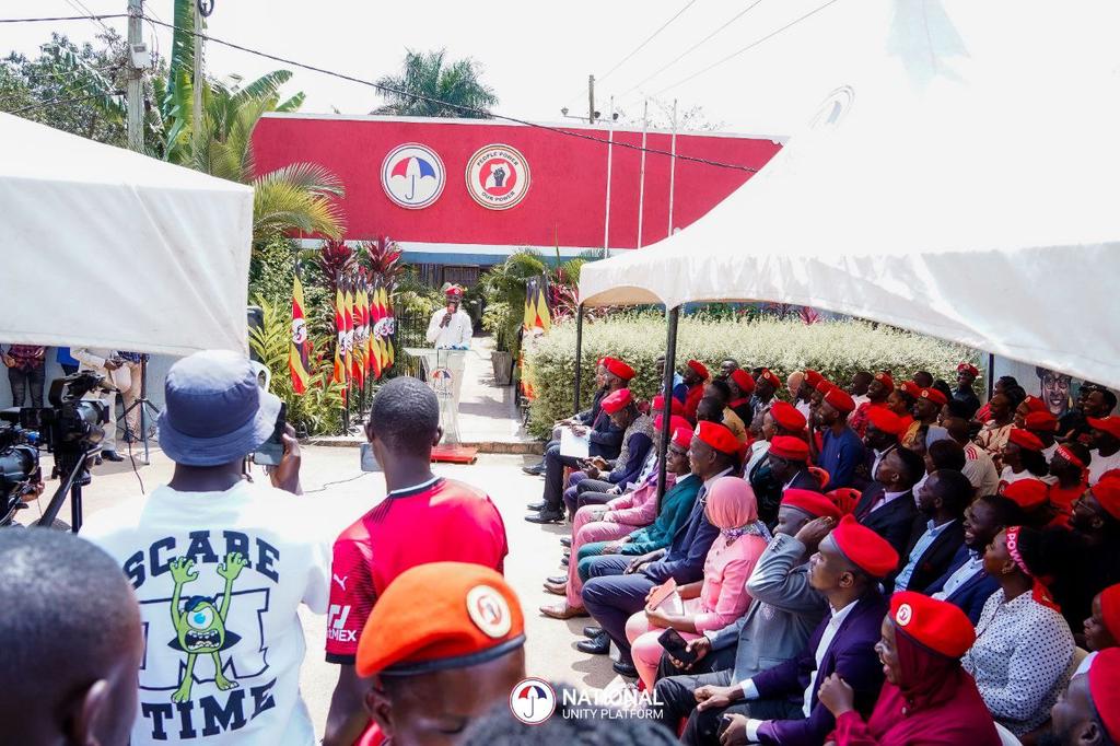 HEBobiwine's tweet image. Earlier today, I addressed the nation on matters of the struggle including: 

1.    𝐍𝐚𝐭𝐢𝐨𝐧𝐰𝐢𝐝𝐞 𝐌𝐨𝐛𝐢𝐥𝐢𝐬𝐚𝐭𝐢𝐨𝐧 𝐓𝐨𝐮𝐫. Starting next week, we shall be travelling across the country to establish party offices and meet with party leaders, members and…