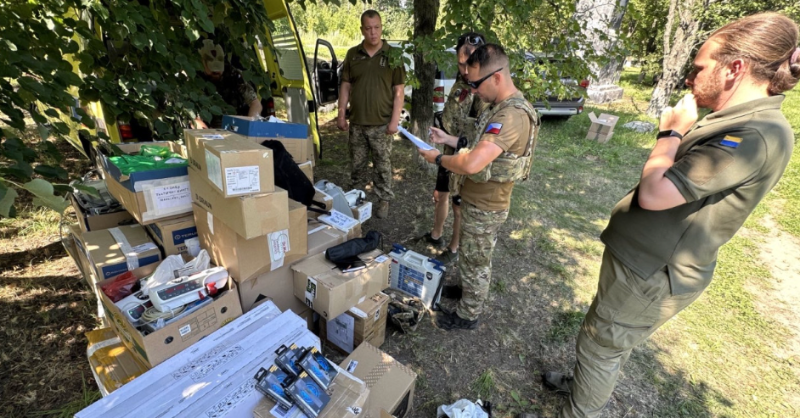 ProUkrajinu_org's tweet photo. Chceme pomoci jedné konkrétní brigádě. Potřebují noční vidění, termovize, drony, rušičky, kódované vysílačky, počítače pro navádění palby. Proto jsme s Team for Ukraine dali dohromady tuhle sbírku: https://t.co/MkDjgIs3ZO. Každá vaše koruna pomáhá Ukrajině vyhrát válku.❤️ https://t.co/0o4xGtkmmr