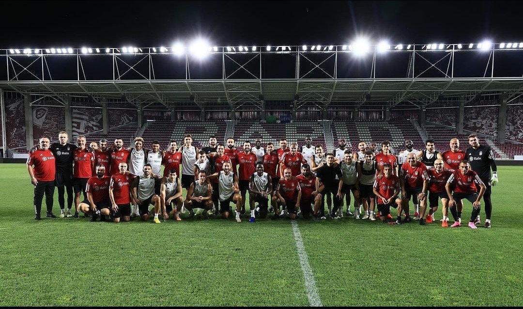 HaberKartali's tweet photo. Beşiktaş'tan klasik Avrupa hatırası fotoğrafı. https://t.co/45tX0VjIxs