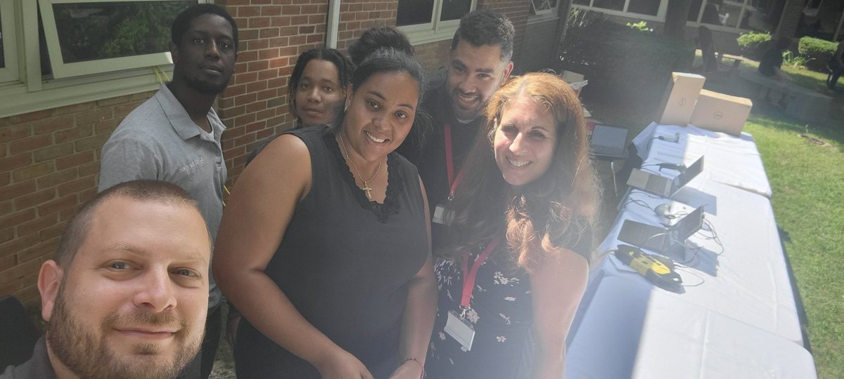 techdirSCCSD's tweet image. Handing out Chromebooks to Freshman at Bellport HS with the best tech team out there! #clipperpride #sccsd