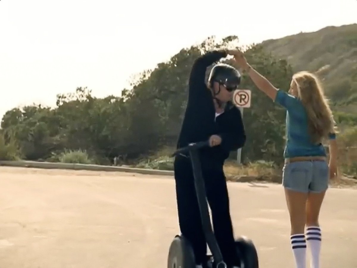 ColbieCaillat's tweet image. Celebrating 14 years of the ‘Breakthrough’ album with a fun throwback to the “Fallin For You” music video! ☀️🏖️ 

#ColbieCaillat #BobbyMoynihan #FallinForYou #musicvideo