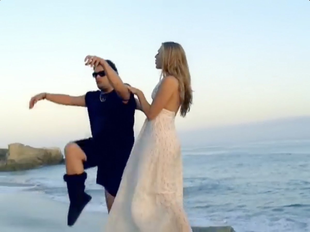 ColbieCaillat's tweet image. Celebrating 14 years of the ‘Breakthrough’ album with a fun throwback to the “Fallin For You” music video! ☀️🏖️ 

#ColbieCaillat #BobbyMoynihan #FallinForYou #musicvideo