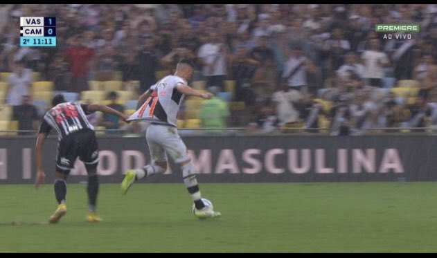 are_cruzmaltina's tweet photo. 🚨ÚLTIMA HORA: CBF divulga áudio do VAR e concorda com a não marcação de pênalti em Gabriel Pec, do Vasco.

Wilson Seneme, reconhece que a camisa de Gabriel Pec foi puxada, mas entende que não houve pênalti, uma vez que a ação não impactou no chute do jogador, que foi para fora.

- Nós vemos aqui uma ação de segurar. Mas temos que avaliar se o jogador conseguiu ou não chutar a bola da maneira que ele queria ou não. Temos que avaliar é se esse ato de segurar a camisa brevemente fez com que o jogador conseguisse chutar a bola ou não. @geglobo
