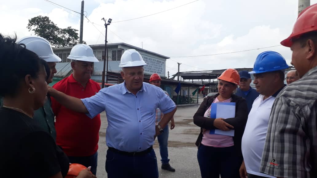 ACacocum's tweet photo. Con el objetivo de analizar la situación de las reparaciones  y preparativos para la zafra 2023-2024 realiza Jorge Luis Tapia Fonseca Vice Primer Ministro de la República de Cuba visita al central Cristino Naranjo del municipio.
#Cacocum #Holguín https://t.co/lT6nO2m1hy