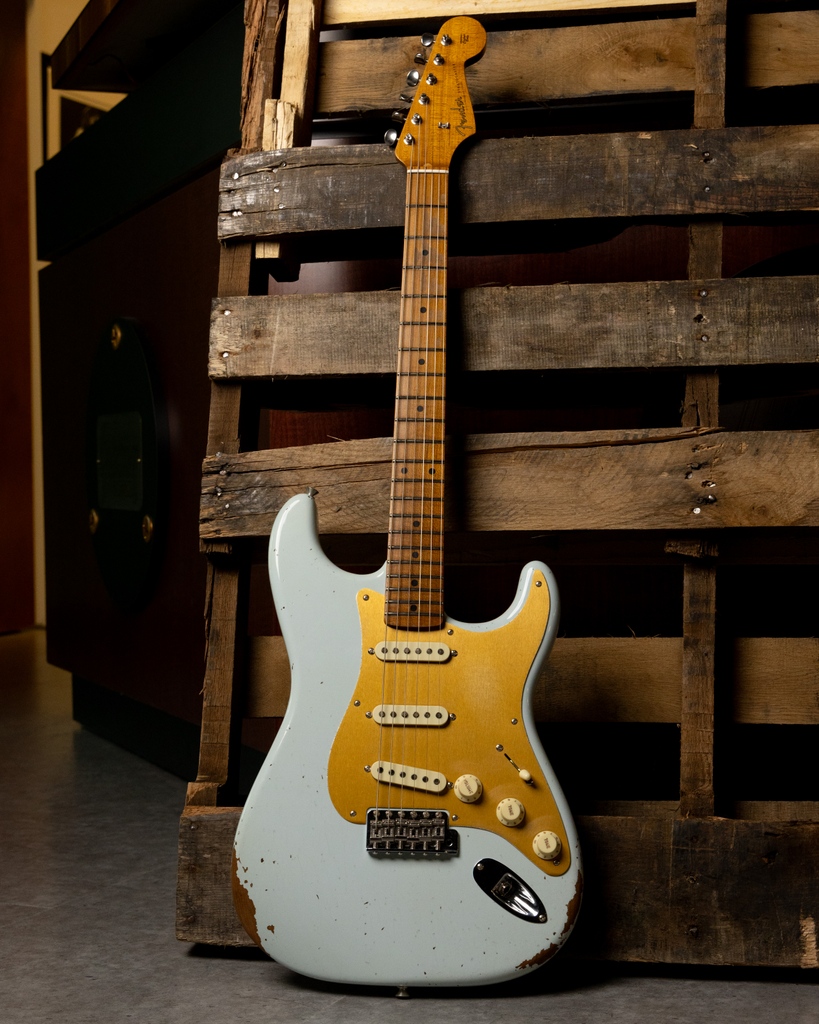 themusiczoo's tweet photo. 𝘙𝘰𝘢𝘴𝘵𝘺 &amp; 𝘙𝘦𝘴𝘰𝘯𝘢𝘯𝘵?! ⁣
⁣
𝐒𝐢𝐠𝐧 𝐮𝐬 𝐮𝐩.⁣
⁣
Just landed from the Fender Custom Shop is this stunning 1956 Strat with both a roasted alder body and quartersawn maple neck!⁣
⁣
Shop now: https://t.co/9pvnlEjdJn

#stratocaster #fendercustom #fendercustomshop https://t.co/0wLHZLc2J4