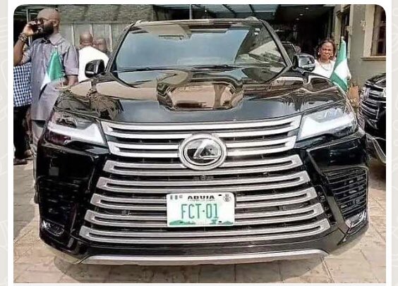 AreaFada1's tweet image. A minister is driving a 300 million naira vehicle in a country with over 20 million out of school children,  a minister is driving a 300 million naira vehicle in a country where the minimum wage is 30,000 naira. Please folks stop engaging the defenders of this crime against……..