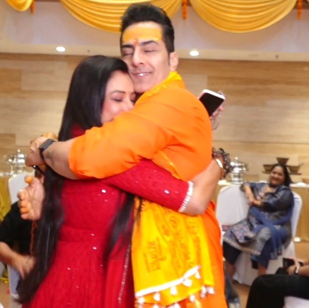 rupalisudhanshu's tweet photo. Them ❤️❤️❤️
My heart skips a beat 
THU THU THU

@sudhanshu1974 
@TheRupali 

#SudhanshuPandey
#SudhanshuPandeyFans 
#HBDSudhanshuPandey 
#HappyBirthdaySudhanshuPandey 
#HBDSP 
#HappyBirthdaySP #Rups #RupaliGanguly #AnupaMAA #Rupalians #Anuraj #Rupanshu https://t.co/XYE73b4k1f