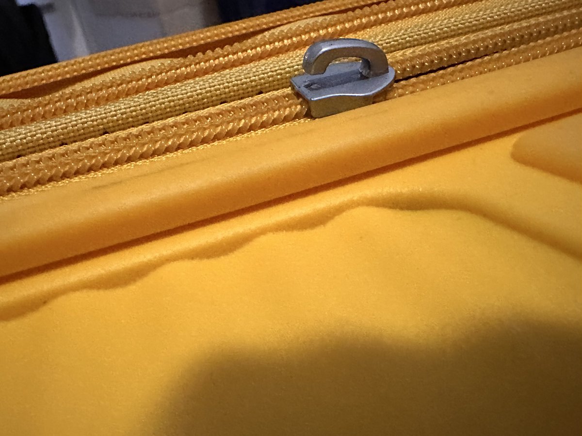 CristoTri's tweet photo. Señores de @vueling otra más para su colección de despropósitos. En el pasado vuelo VY3270 BIO-LPA del pasado domingo, no trajeron mi maleta y no contentos con eso, me roban cosas de su interior rompiendo la maleta para ello. Deben ustedes seleccionar mejor su personal. Reclamaré https://t.co/7LAGd02zpN