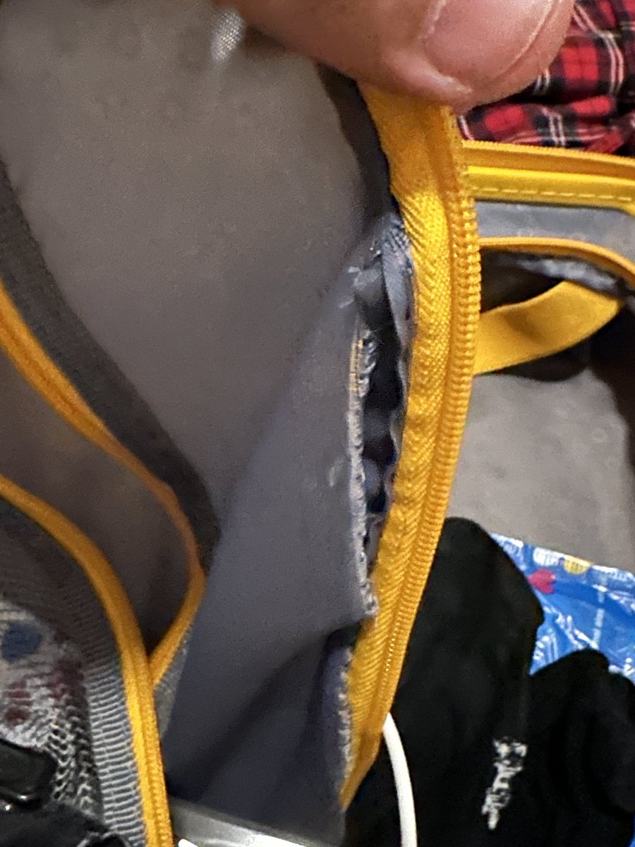 CristoTri's tweet photo. Señores de @vueling otra más para su colección de despropósitos. En el pasado vuelo VY3270 BIO-LPA del pasado domingo, no trajeron mi maleta y no contentos con eso, me roban cosas de su interior rompiendo la maleta para ello. Deben ustedes seleccionar mejor su personal. Reclamaré https://t.co/7LAGd02zpN