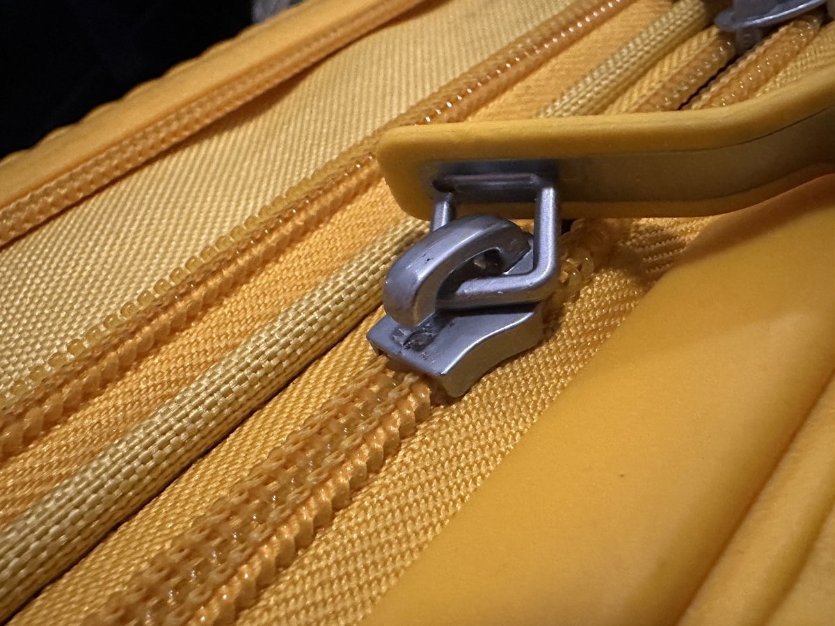 CristoTri's tweet photo. Señores de @vueling otra más para su colección de despropósitos. En el pasado vuelo VY3270 BIO-LPA del pasado domingo, no trajeron mi maleta y no contentos con eso, me roban cosas de su interior rompiendo la maleta para ello. Deben ustedes seleccionar mejor su personal. Reclamaré https://t.co/7LAGd02zpN