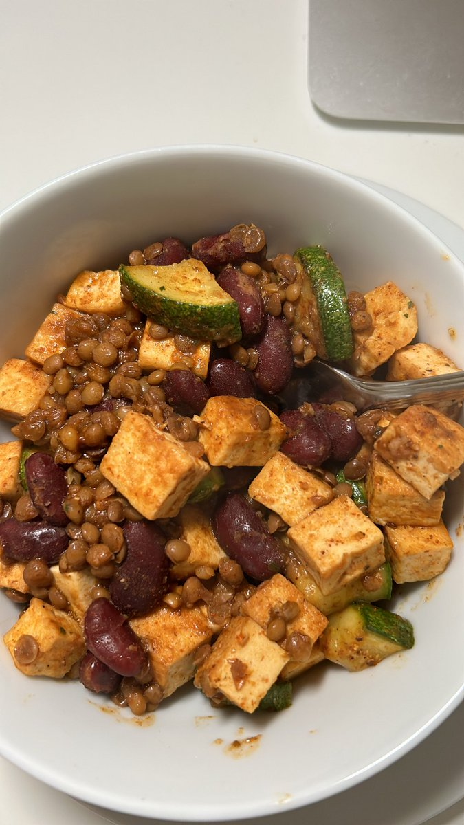 jjgre3ns's tweet photo. My fave vegan meal.. added zucchini this time. Tofu, lentils, red kidney beans, zucchini, avo oil, taco seasoning, veggie broth and cumin 🤤🤤🤤 https://t.co/bxcVhSmT39
