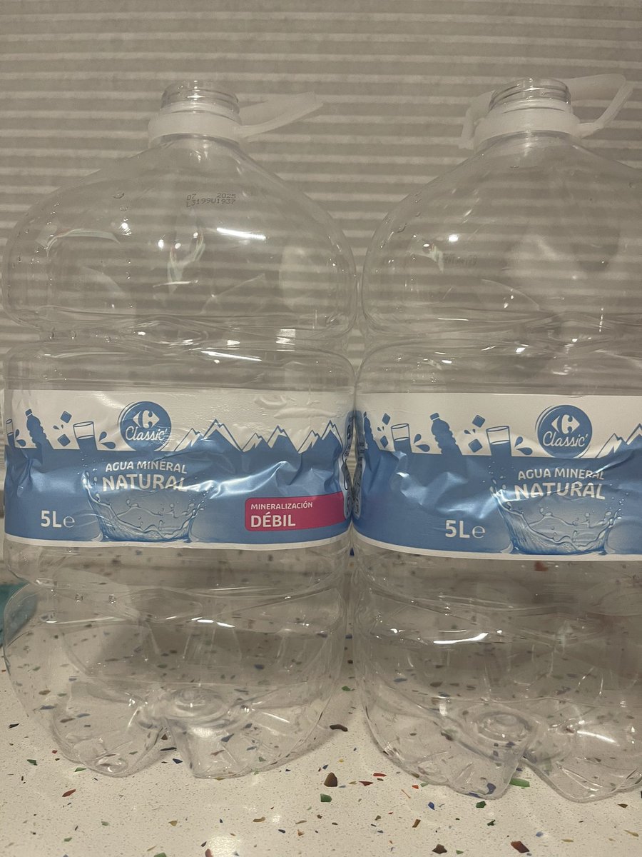 srr_rr's tweet photo. @CarrefourES me podéis decir por qué de 2 botellas de 5litros de vuestra agua no relleno 5 botella de 2 litros? 
 
Ya me ha pasado 3 veces consecutivas. https://t.co/Fv52dkcd7G