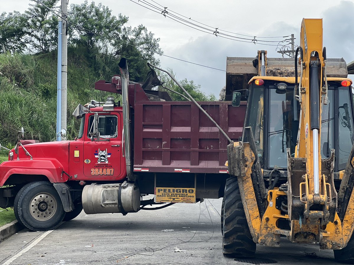 Aguaseo's tweet photo. Continuamos trabajando desde Altos de los Lagos en el segundo día de operativo del lado derecho con nuestro equipo de operaciones en puntos críticos.

"Seguimos trabajando por la ciudad más limpia de Panamá, súmate".

#AguaseoSíCumple
#SomosAguaseo https://t.co/hiifboLJ3n