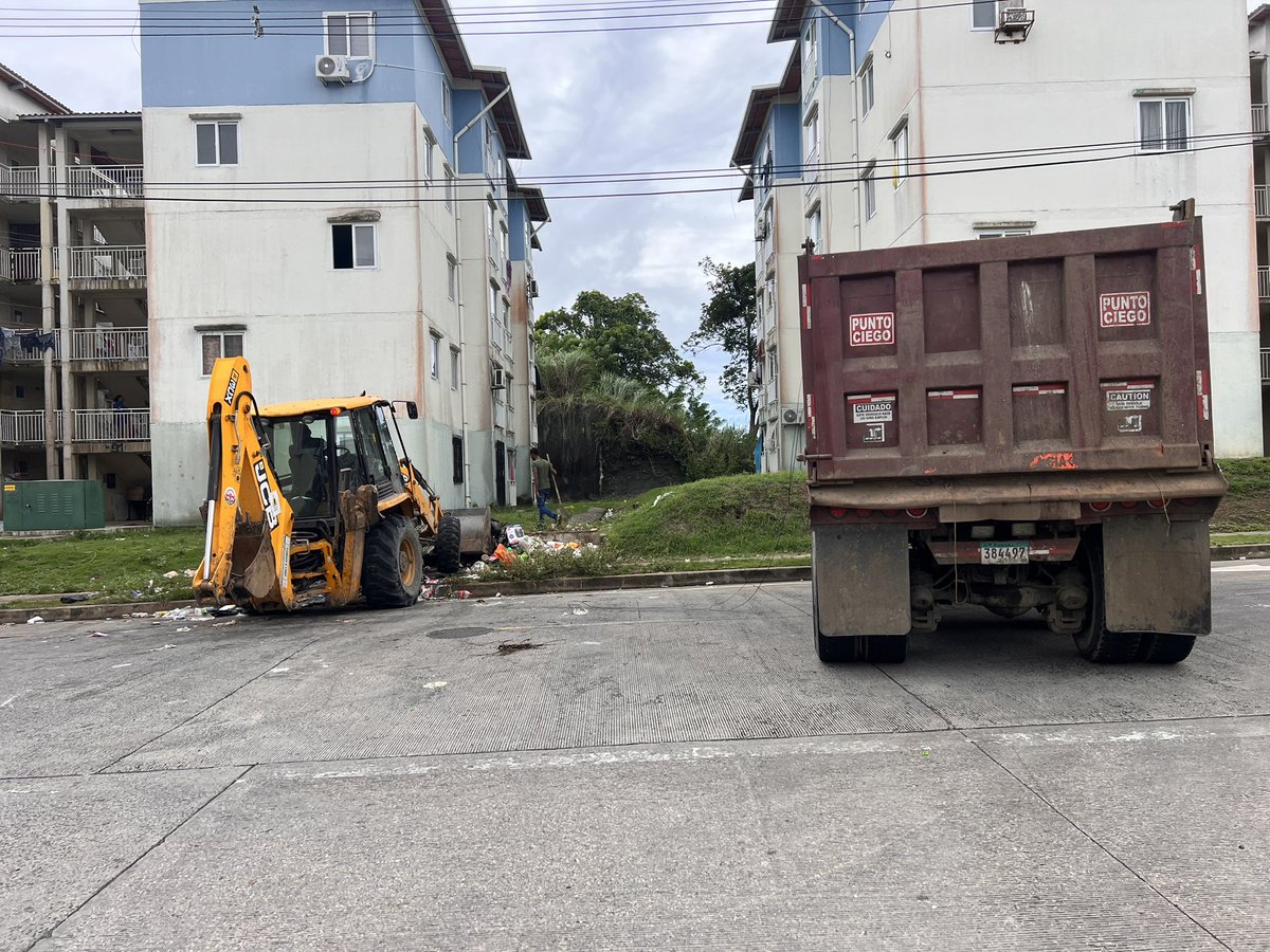 Aguaseo's tweet photo. Continuamos trabajando desde Altos de los Lagos en el segundo día de operativo del lado derecho con nuestro equipo de operaciones en puntos críticos.

"Seguimos trabajando por la ciudad más limpia de Panamá, súmate".

#AguaseoSíCumple
#SomosAguaseo https://t.co/hiifboLJ3n