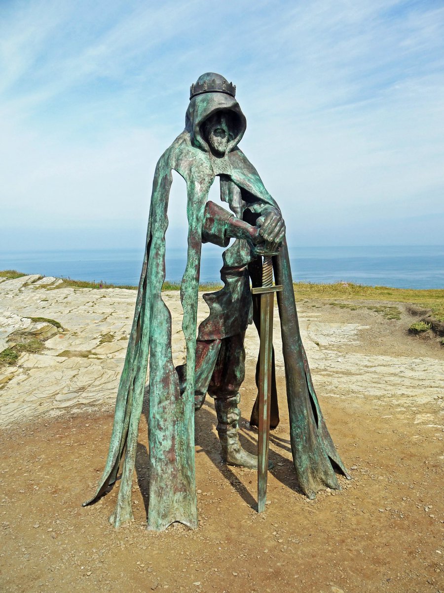 AliceNebularis's tweet photo. In 2017 I visited Tintagel. Where the legends of King Arthur and Merlin are born.
Tintagel Castle is a historic site situated on the clifftops of North Cornwall.
Welsh sculptor Rubin Eynon (2016)
#LegendaryWedndesday #EnglishLegends #KingArthur #Merlin #Tintagel #Cornwall https://t.co/OAMIcfk4bC