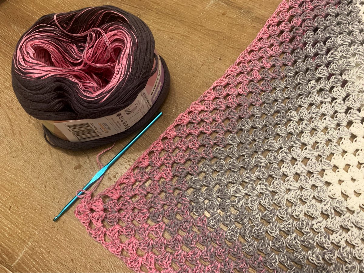 realityglimpses's tweet photo. Parę dni nie szydełkowałam i myślałam, że zejdę z tego świata. W połowie drogi.
#chusta #grannyStripes #cotton #veganCrochet https://t.co/sdjtbxCwfk