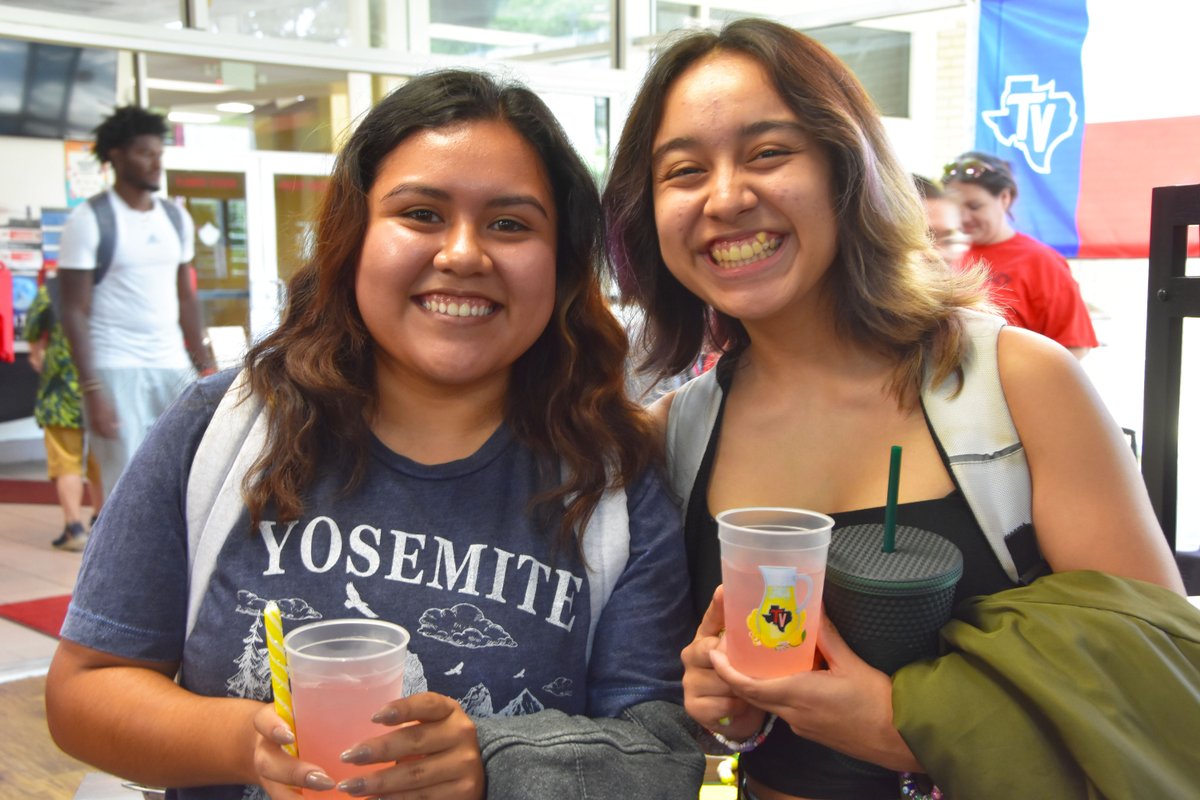 TrinityValleyCC's tweet photo. Welcome Week festivities continue!
In case you missed it, the Office of Student Life and TVCC Bookstore hosted a fabulous Lemonade Stand!
#gocards #cardinaltakeover #cardinalcountry #wearetvcc #tvcc https://t.co/BPrfay2aBA