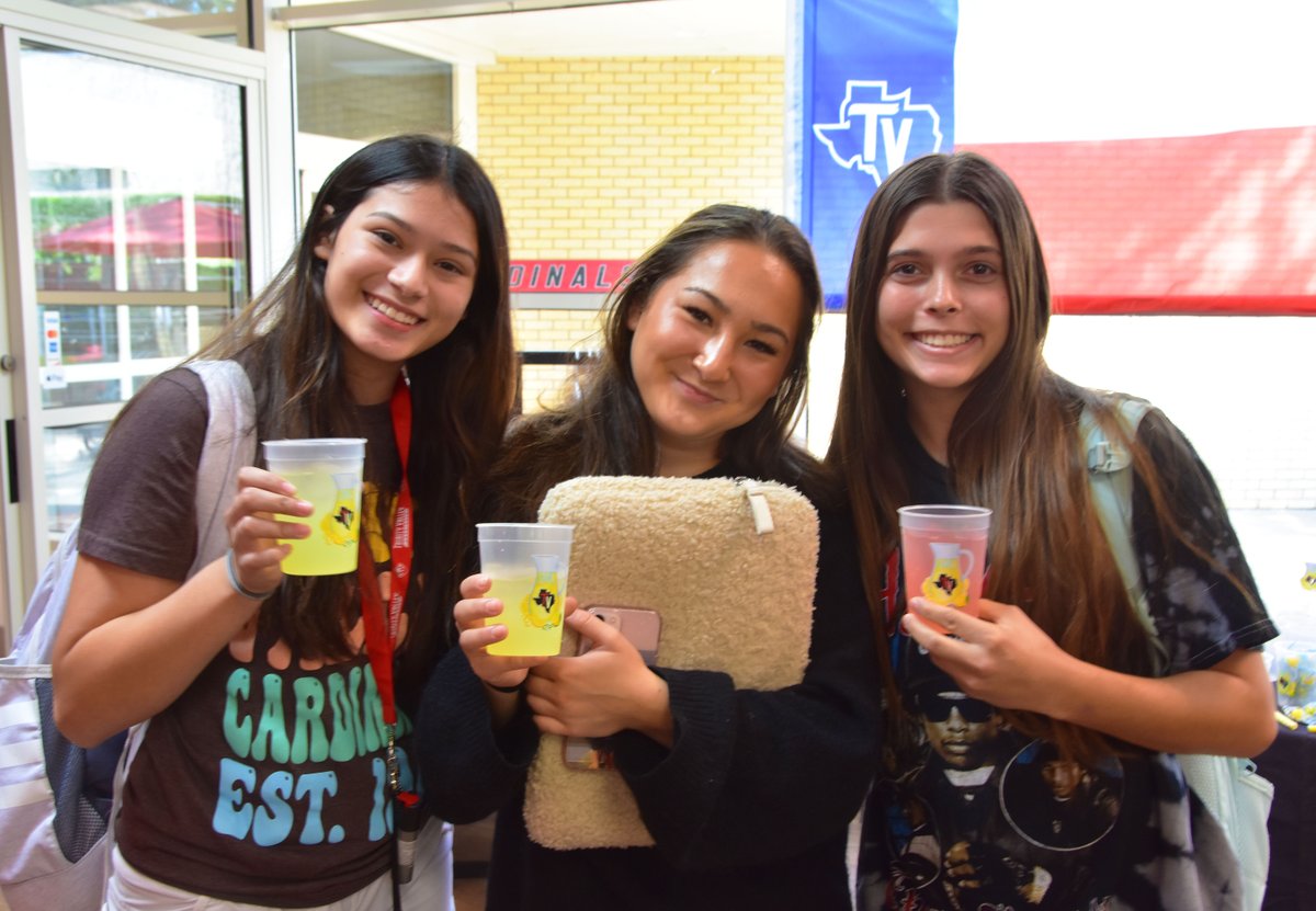 TrinityValleyCC's tweet photo. Welcome Week festivities continue!
In case you missed it, the Office of Student Life and TVCC Bookstore hosted a fabulous Lemonade Stand!
#gocards #cardinaltakeover #cardinalcountry #wearetvcc #tvcc https://t.co/BPrfay2aBA