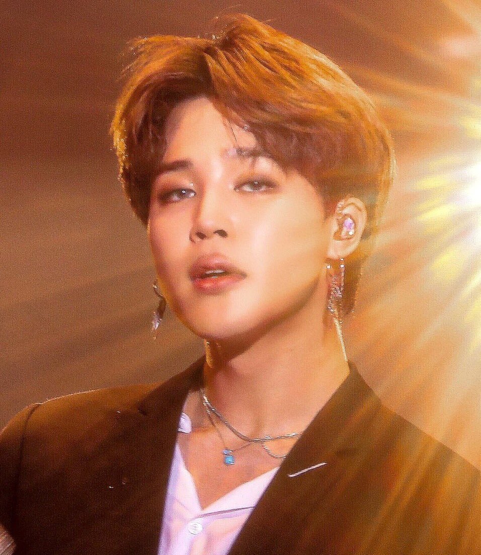 cruelyoonmin's tweet photo. “Uh, cidden.” diyerek mırıldandı. “Tanrı önce özene bezene beni yaratmış sonra bakmış eşim benzerim yok, yazık bu kendine göre birini bulamaz bir de Yoongi’yi yaratayım demiş.” https://t.co/qPB1gBOEfa