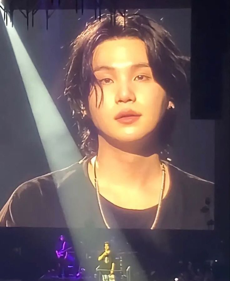 cruelyoonmin's tweet photo. “Uh, cidden.” diyerek mırıldandı. “Tanrı önce özene bezene beni yaratmış sonra bakmış eşim benzerim yok, yazık bu kendine göre birini bulamaz bir de Yoongi’yi yaratayım demiş.” https://t.co/qPB1gBOEfa