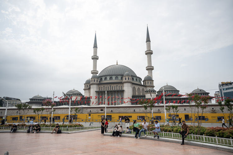 aakultursanat's tweet photo. 🕌 İstanbul'un yeni sembollerinden biri haline gelen Taksim Camii, bünyesindeki Taksim Camii İslam Eğitim Kültür ve Sanat Vakfı ile çeşitli kültür-sanat etkinliklerine ev sahipliği yapıyor https://t.co/JxhoDp6lEQ https://t.co/JtROLBI134
