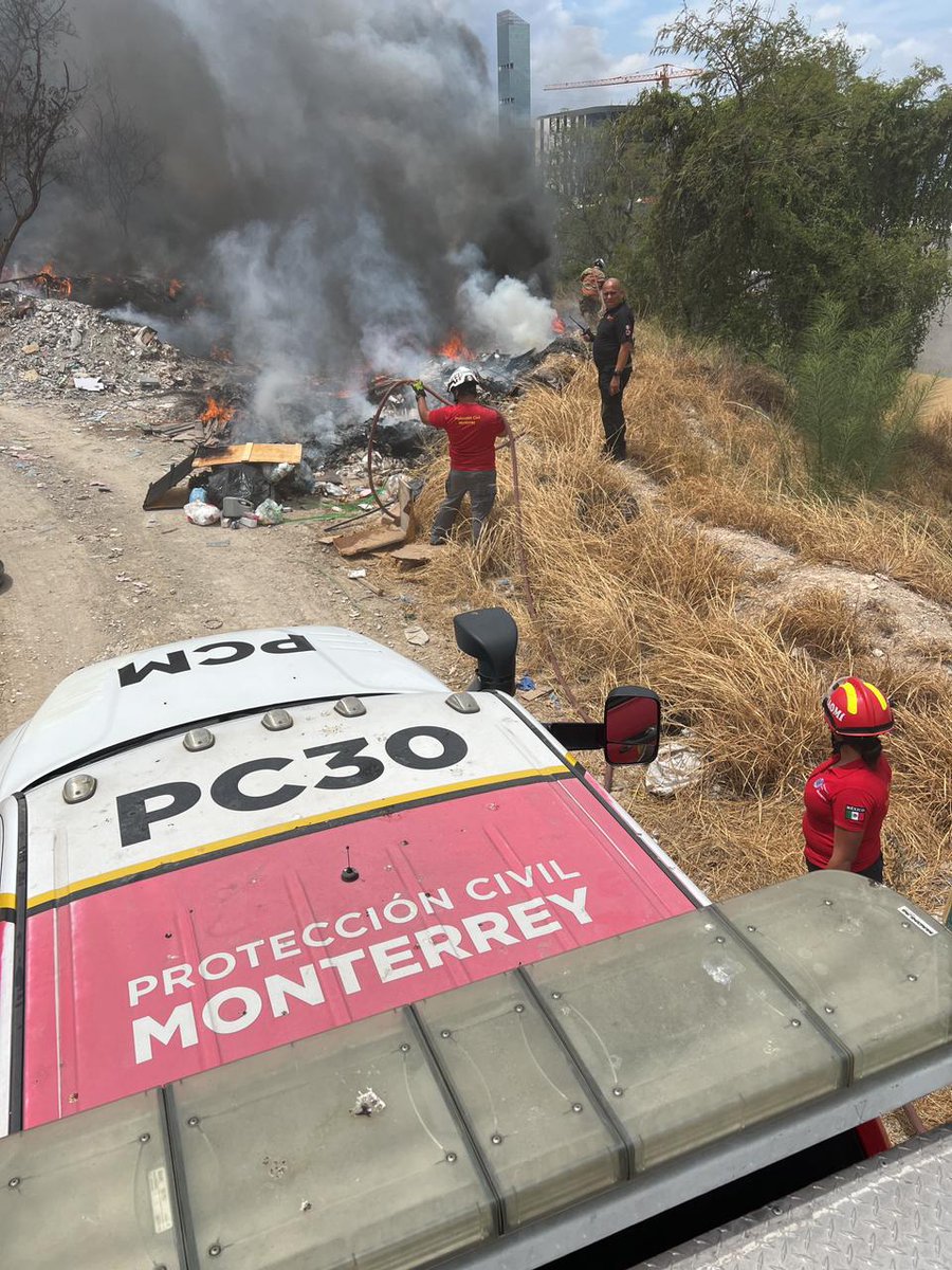 pc_mty's tweet photo. #AlMomento
Nuestros elementos se encuentra trabajando en un incendio de terreno baldío en la colonia Pío X.
Tu Cooperación es Vital: pedimos tu cooperación, por favor si visualizas un incendio, llama inmediatamente al 81-51-02-89-17 o bien al 9-1-1 ☎
#PCMTY #AlertaCiudadana https://t.co/ufL7yYfFqN