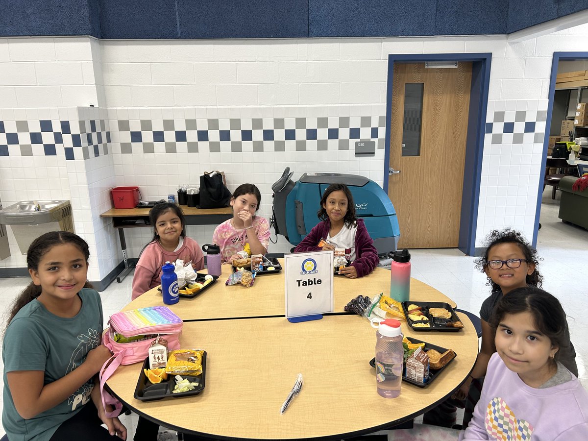 The_Terrace_ES's tweet photo. More highlights from our first week of school at Annandale Terrace! #FirstWeekFairfax https://t.co/ADWFgLkMOQ