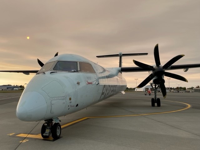 An Air Canada Jazz Dash 8 Q-400 awaits its passengers under smoky skies at Victoria Airport.
#aircraft #aviationgeek #bombardierdash8 #q400 #commuteraircraft #jazzaviation

📸 Jack Funk