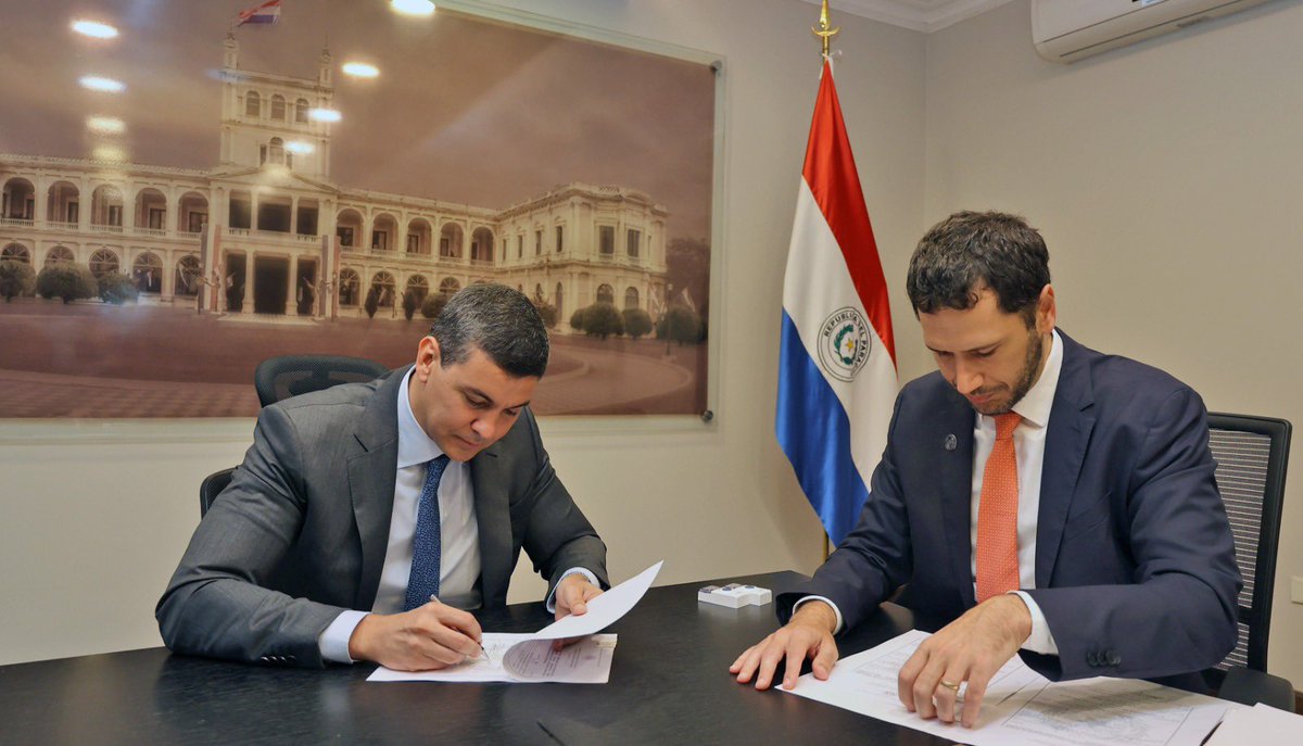 El día de hoy promulgue oficialmente la ley que crea el Ministerio de Economía. Vamos a poner todo nuestro esfuerzo y conocimiento para que los paraguayos puedan tener un mejor bienestar económico.