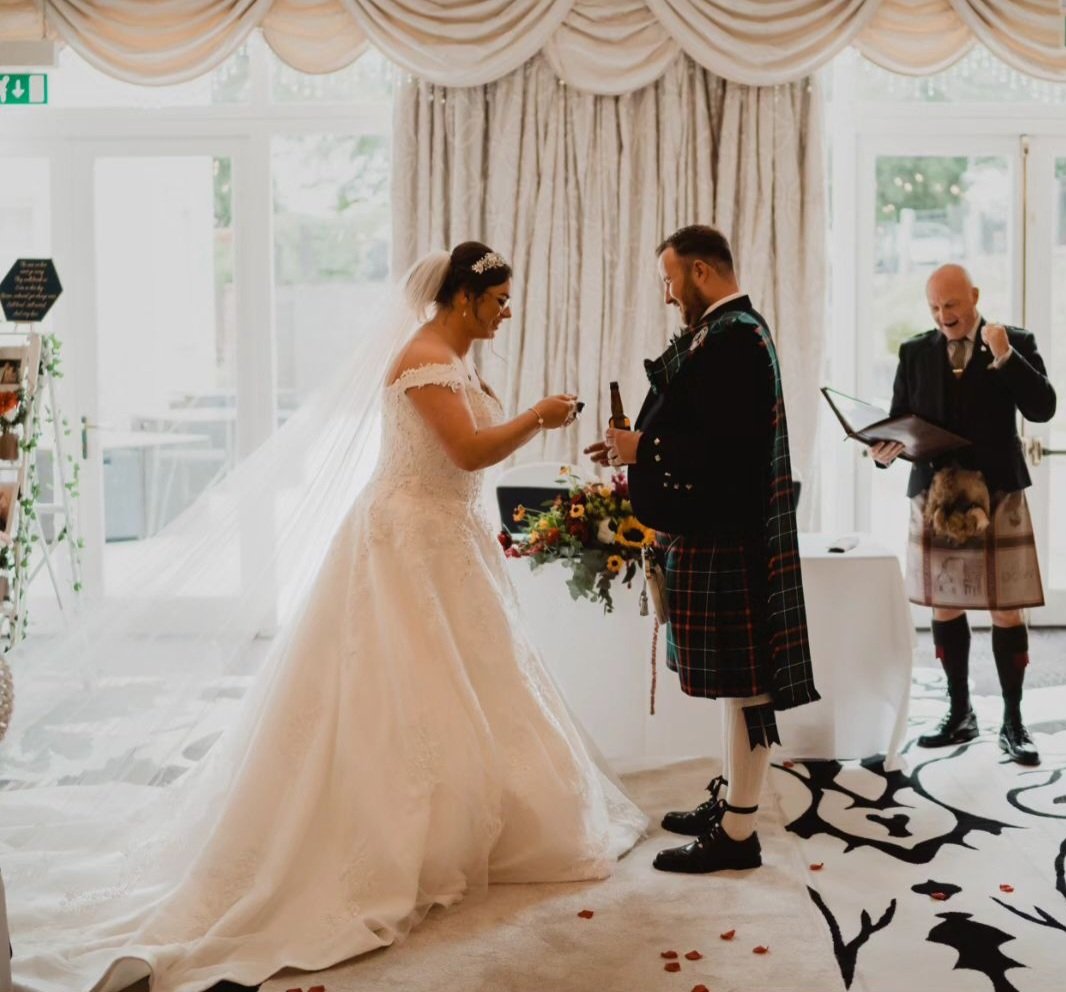 Another captured moment from Amy Reid McDiarmid and Calum McDiarmid special day!

#whiskykilt #live #scottishhumanist #humanistcelebrant #thesmartestdressedtoastmasterinscotland #weddings2023 #humanistwedding #wedding2023