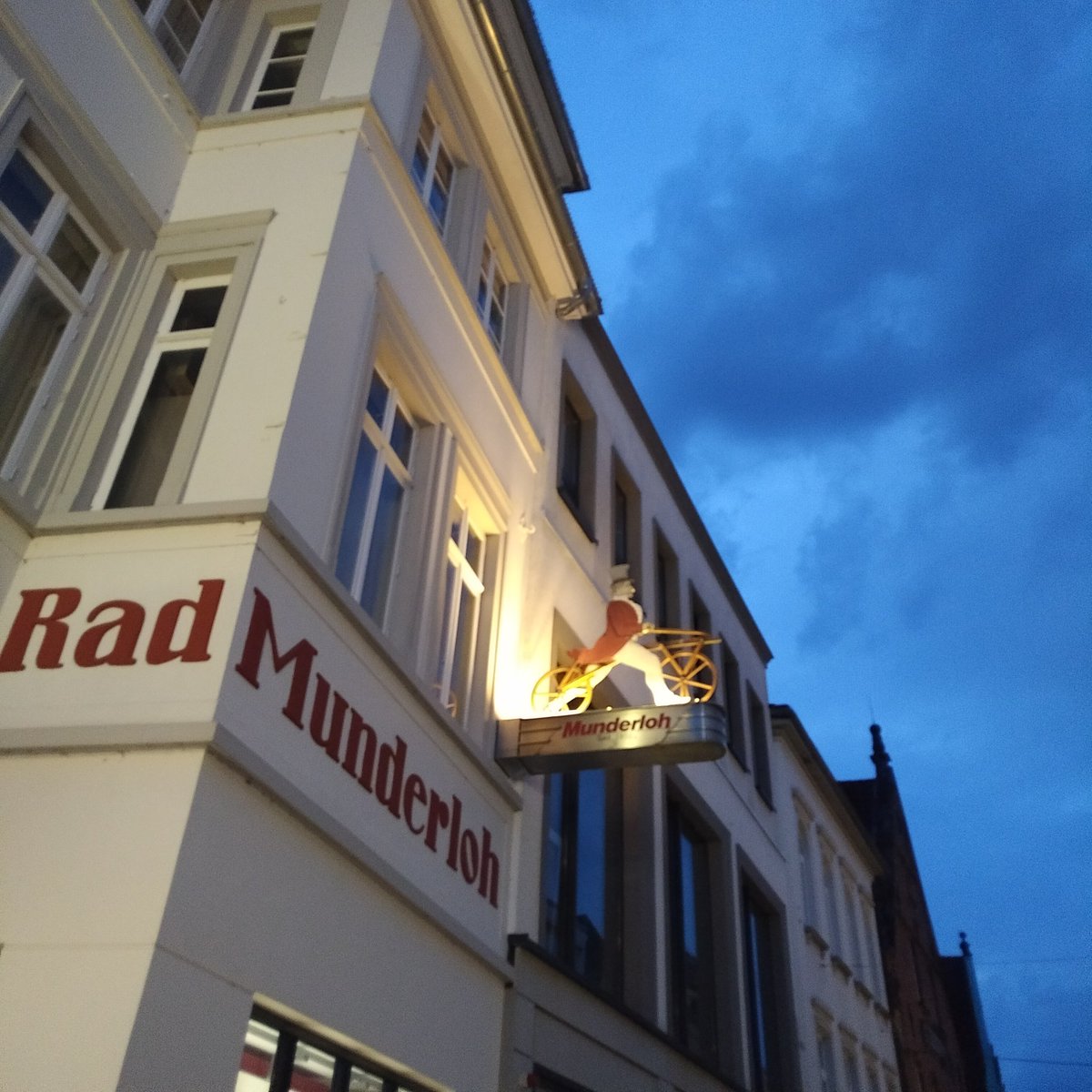 v_i_o_l_a's tweet photo. gute nacht, oldenburg! #oldb https://t.co/wTNWFIAZ8X