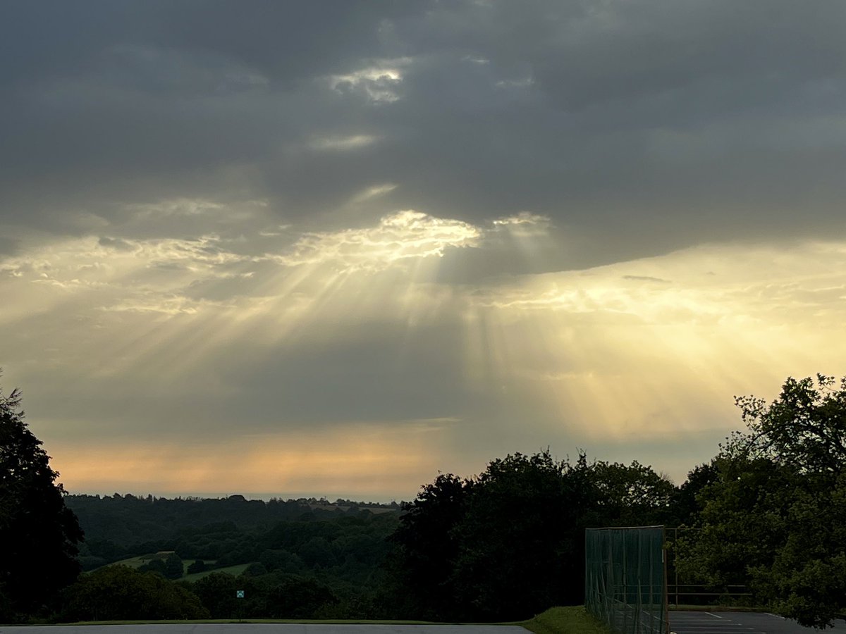 bro_james's tweet photo. A glorious morning sky here today. #sunshineandclouds https://t.co/C3lnVHCxhL