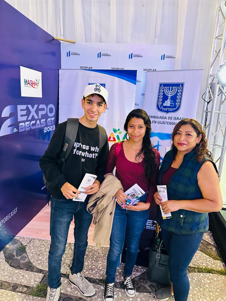 IsraelinGT's tweet photo. La Embajada de @IsraelinGT participa en #ExpoBecasgt dando a conocer los diferentes cursis cortos que ofrece nuestra Agencia Israelí @MASHAVisrael. https://t.co/BMhXRPDzAG