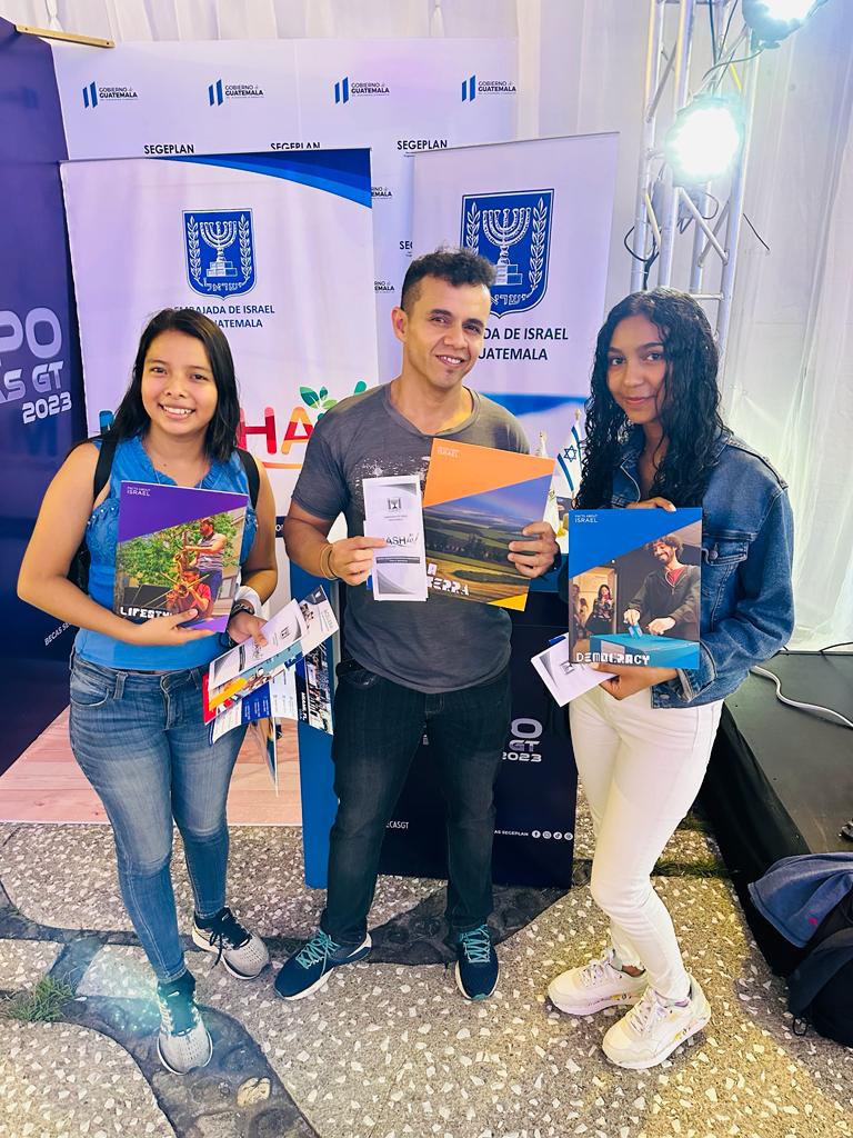 IsraelinGT's tweet photo. La Embajada de @IsraelinGT participa en #ExpoBecasgt dando a conocer los diferentes cursis cortos que ofrece nuestra Agencia Israelí @MASHAVisrael. https://t.co/BMhXRPDzAG