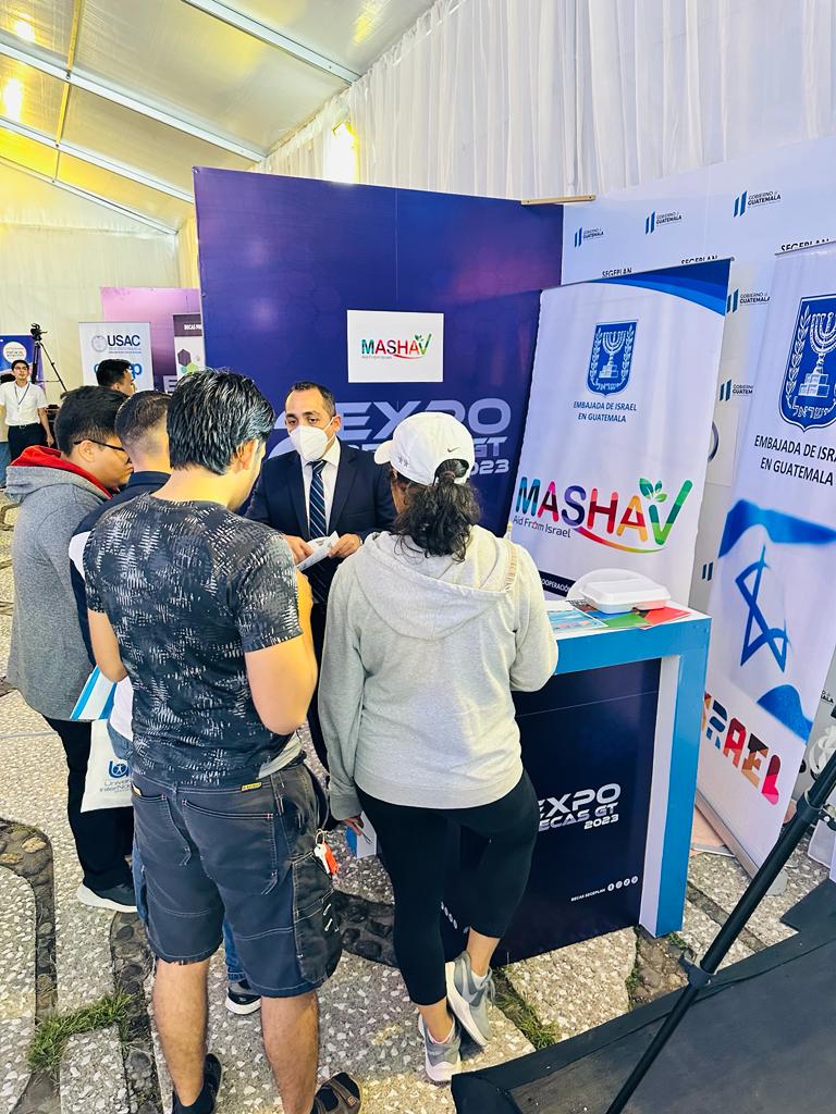 IsraelinGT's tweet photo. La Embajada de @IsraelinGT participa en #ExpoBecasgt dando a conocer los diferentes cursis cortos que ofrece nuestra Agencia Israelí @MASHAVisrael. https://t.co/BMhXRPDzAG