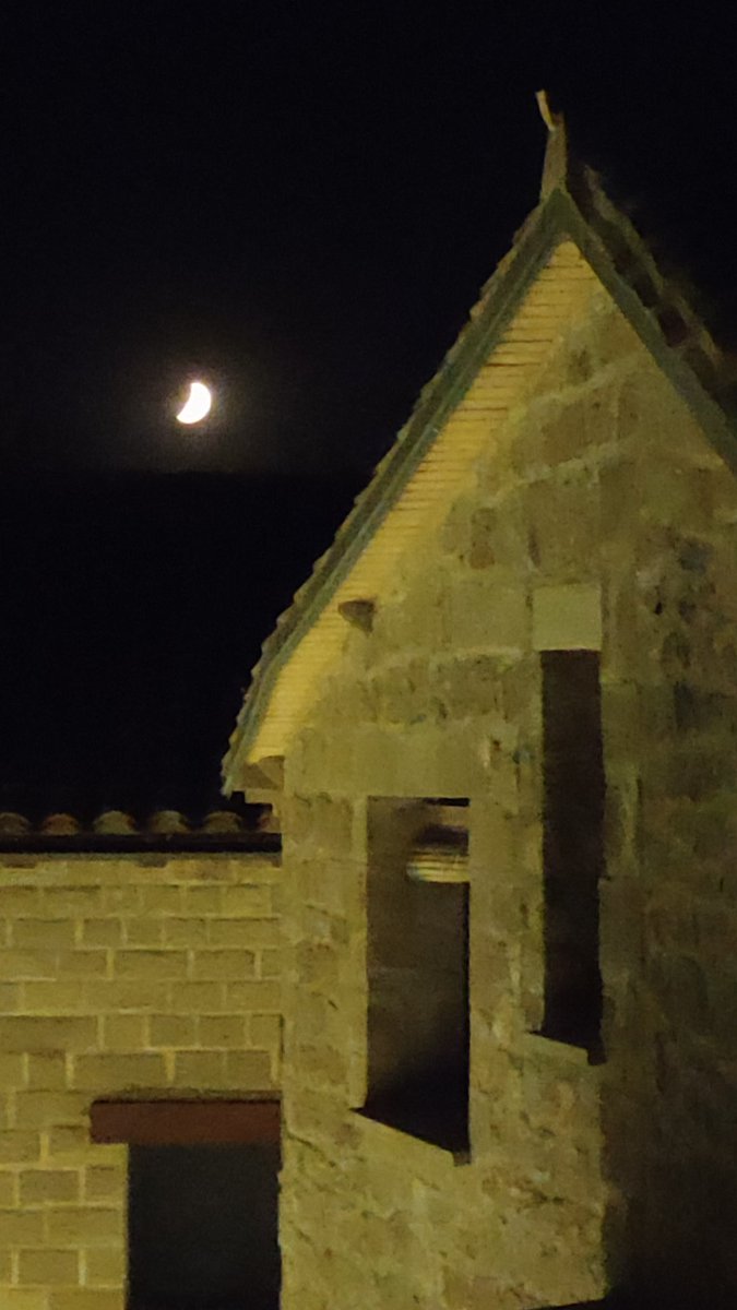 Cruellsw's tweet photo. Midnight half moon at Fontellas tonight. https://t.co/FWzGOYLv40