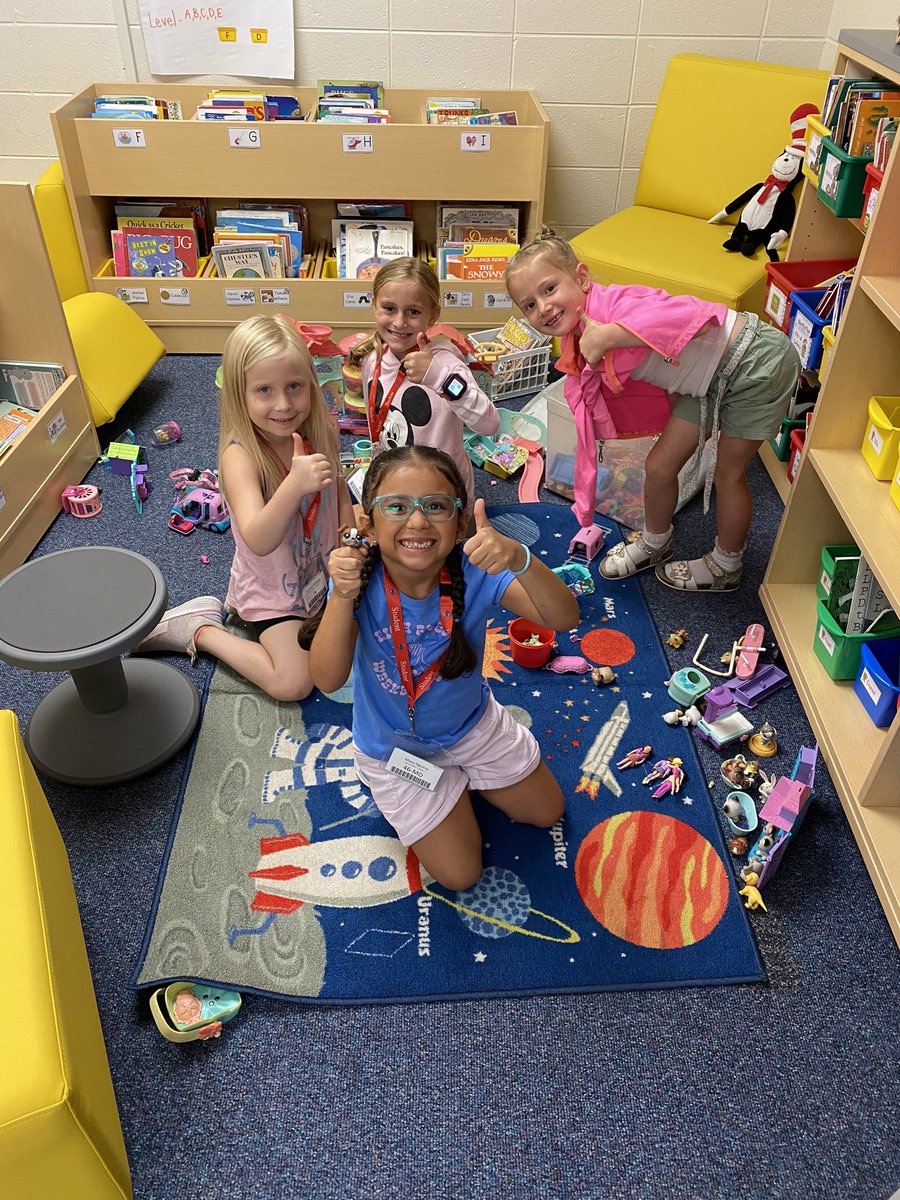 MrsMooreSA95's tweet photo. Indoor recess can be lots of fun, especially when your teacher’s kids have grown out of their Legos, Hot Wheels, Polly Pockets and Pet Shop toys! #BetterTogetherD95 https://t.co/GWO0O8a7q9